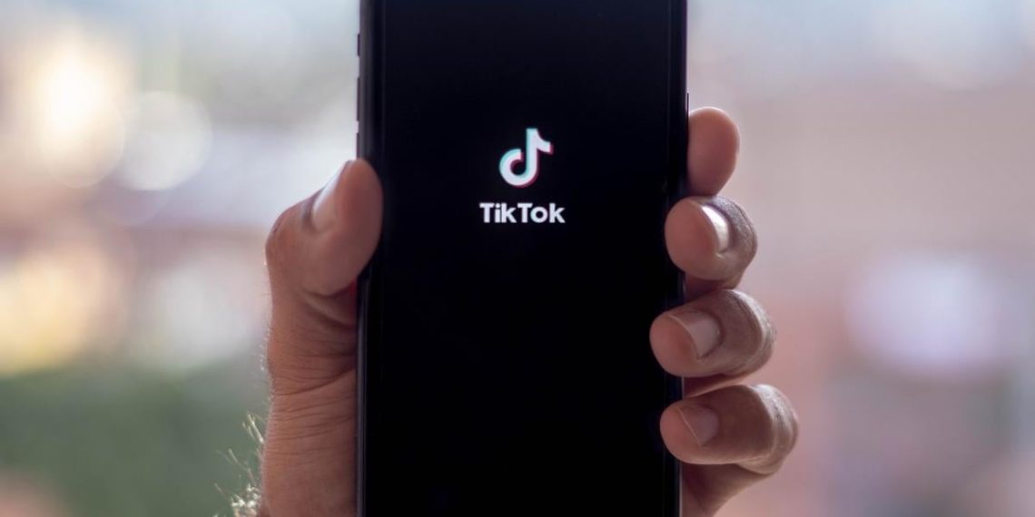 Некоторые пользователи TikTok теперь могут регулировать количество ИИ-видео в ленте