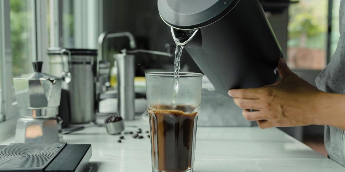 Как очистить чайник от накипи: простой продукт справляется лучше уксуса