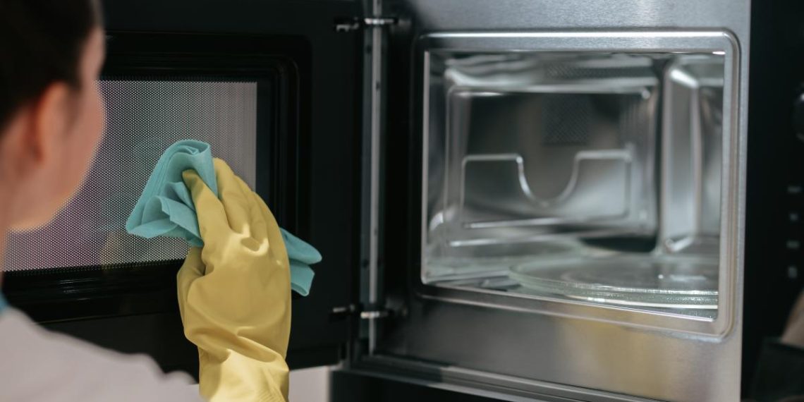Как отмыть микроволновку от застарелого жира: эксперты назвали 4 действенных способа