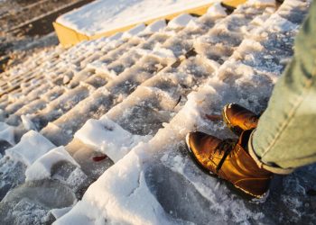Не соль и не песок: чем лучше всего посыпать дорожки в гололед